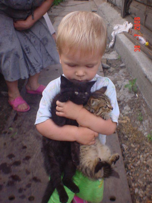 Никита очень любит животных. Фото прислала Марина Субботина