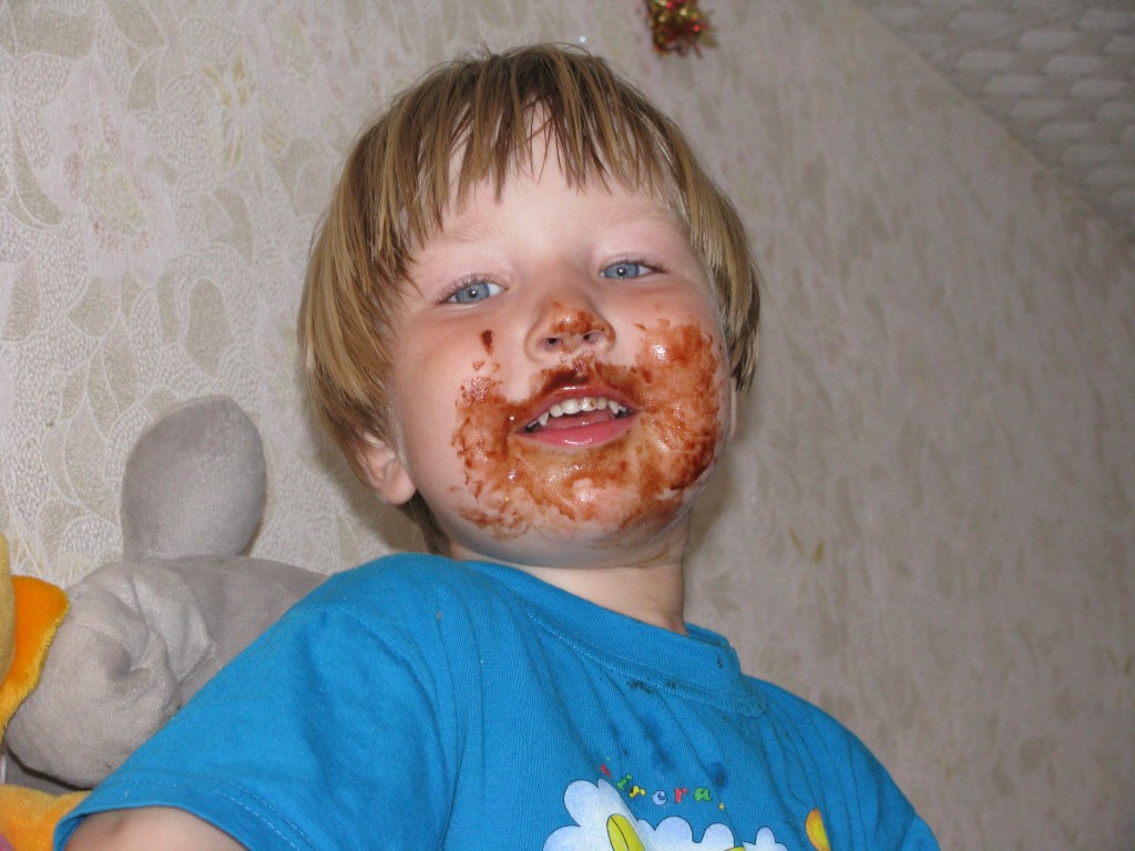 «Надеюсь, родители не заметят, что я уже попробовал торт…» Фото семьи Шапошниковых