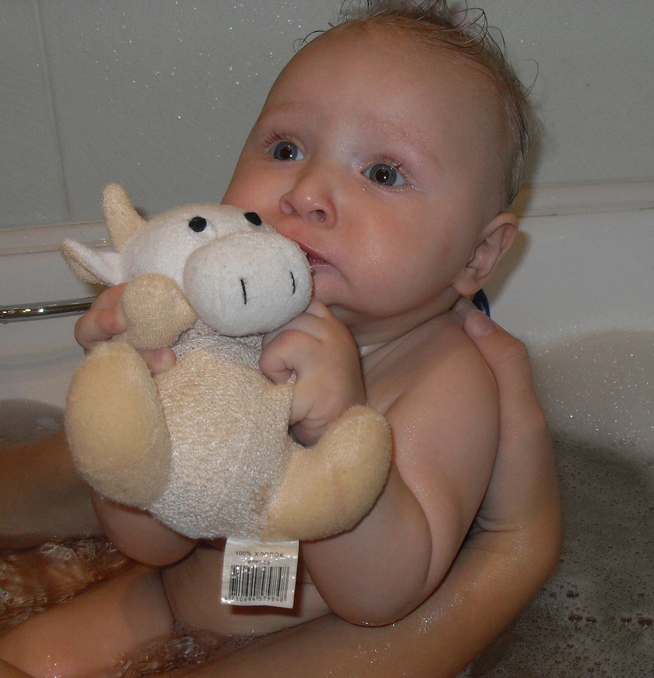 Илюша первый раз в большой ванной. Какая же вкусная была мочалка! Прислала Таня Александрова