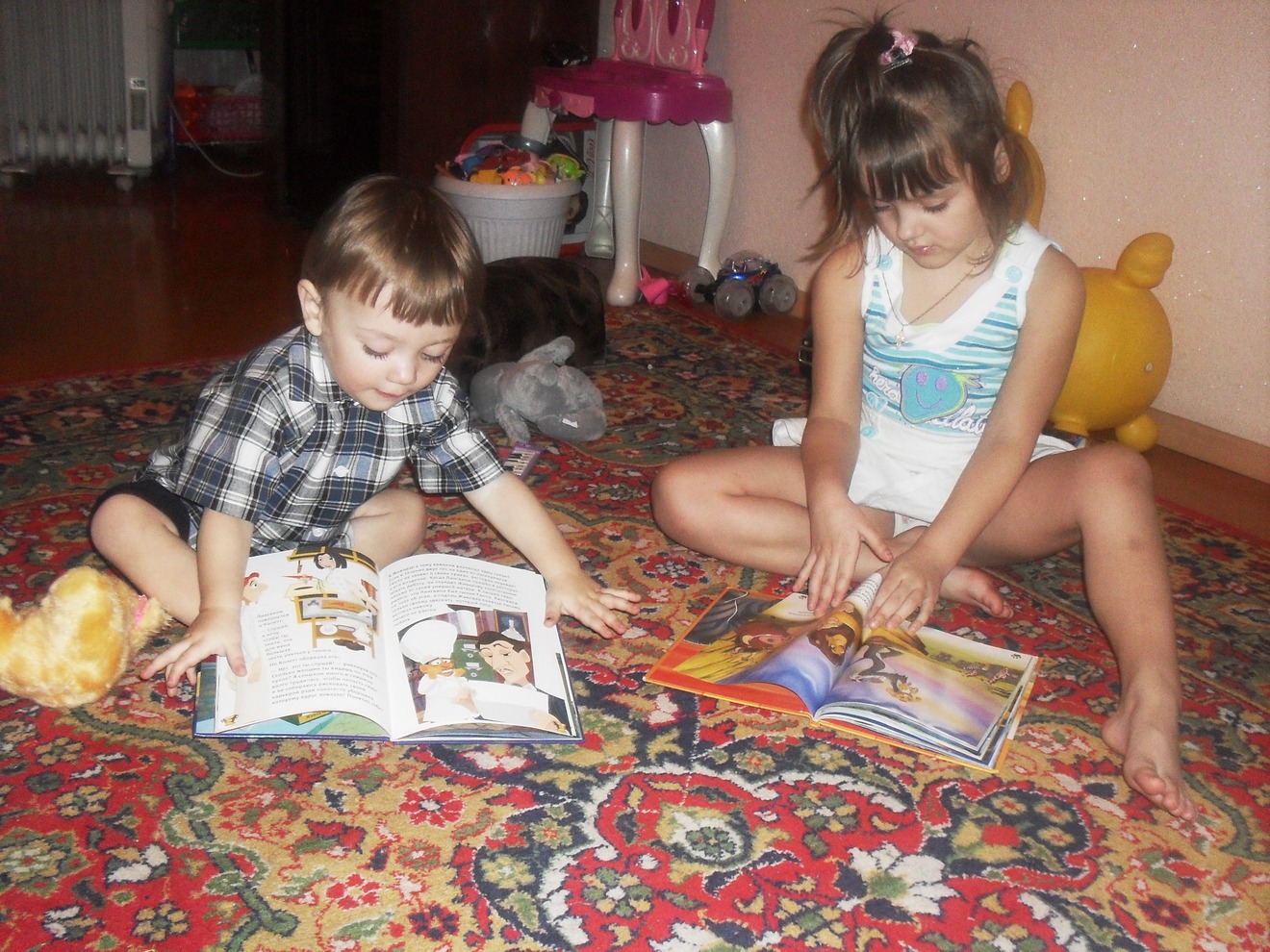 «А я и перевернутые книжки читать могу!» Фото прислала Настя Антонюк