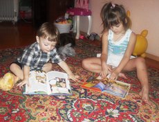 «А я и перевернутые книжки читать могу!» Фото прислала Настя Антонюк