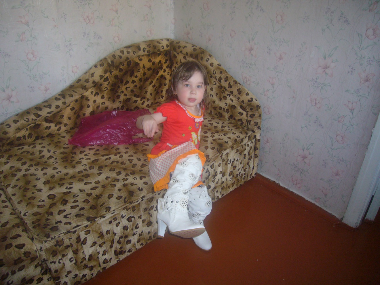 Даша очень любит мерить мамины вещи. Прислала Людмила Гизятова.