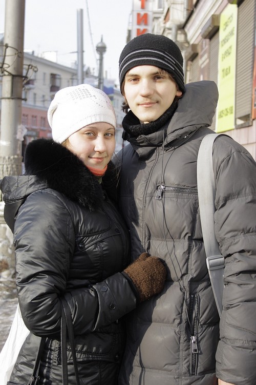 Наташа и Сергей, друзья. Отмечать праздник будут, думают, что бы подарить друг другу