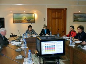 На заседании комитета по социально-культурному законодательству. Фото с сайта irk.gov.ru