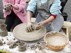 На занятии по гончарному мастерству. Фото с сайта admirkutsk.ru