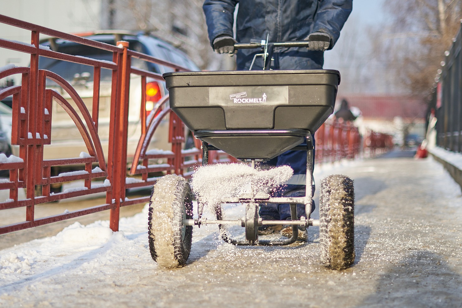 Движение колес приводит в действие вращающийся дозатор, который создает зонт из смеси, накрывающий обрабатываемую поверхность