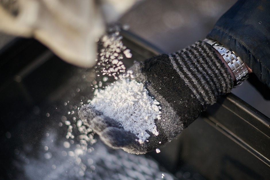 Противогололедный материал BIONORD засыпается в тележку-распределитель