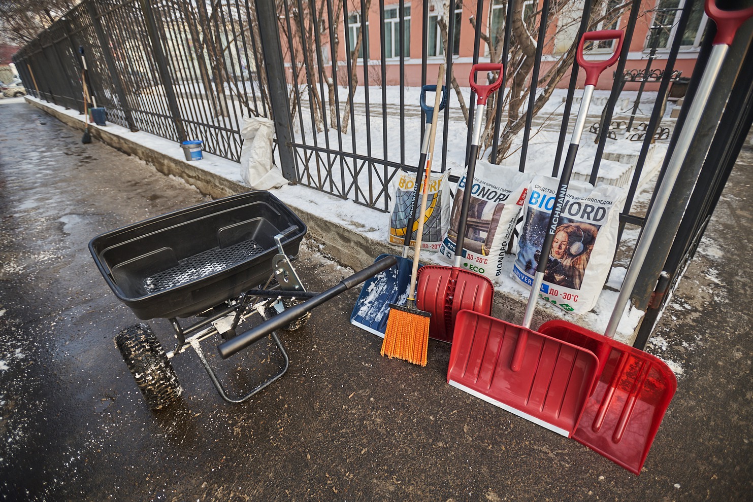 Тележка-распределитель позволяет эффективно распространить противогололедные материалы на большой площади за считанные минуты
