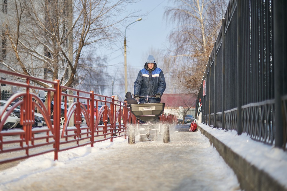 Противогололедный материал распределяется по ширине всего тротуара