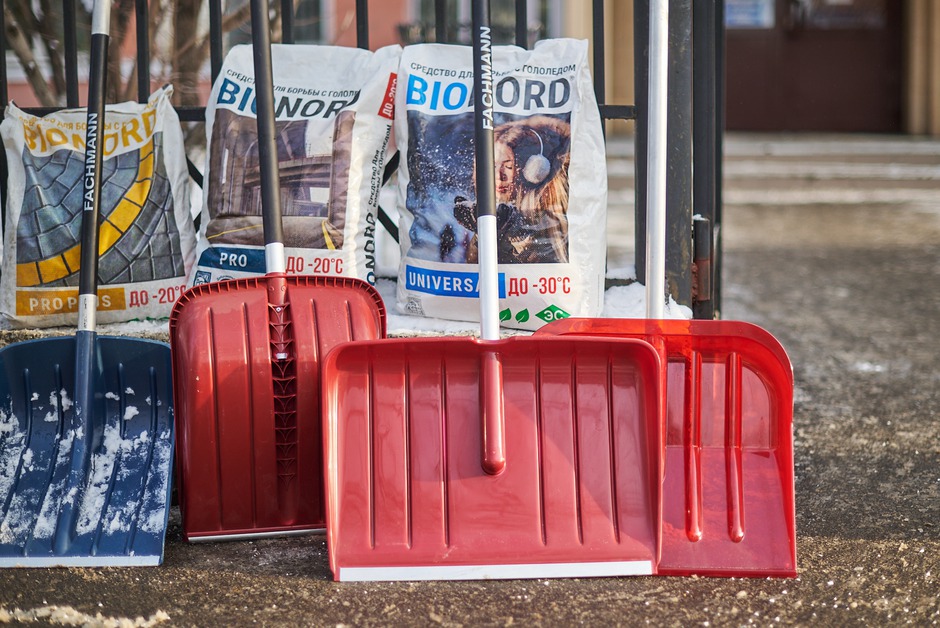 Алюминиевая планка на торце ковша лопаты придает ей дополнительную прочность, а вес лопаты — всего около 1,5 кг!