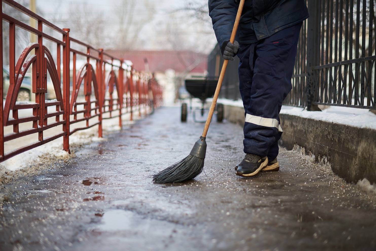Широкий выбор противогололедных материалов всегда можно приобрести в компании «Водолов»