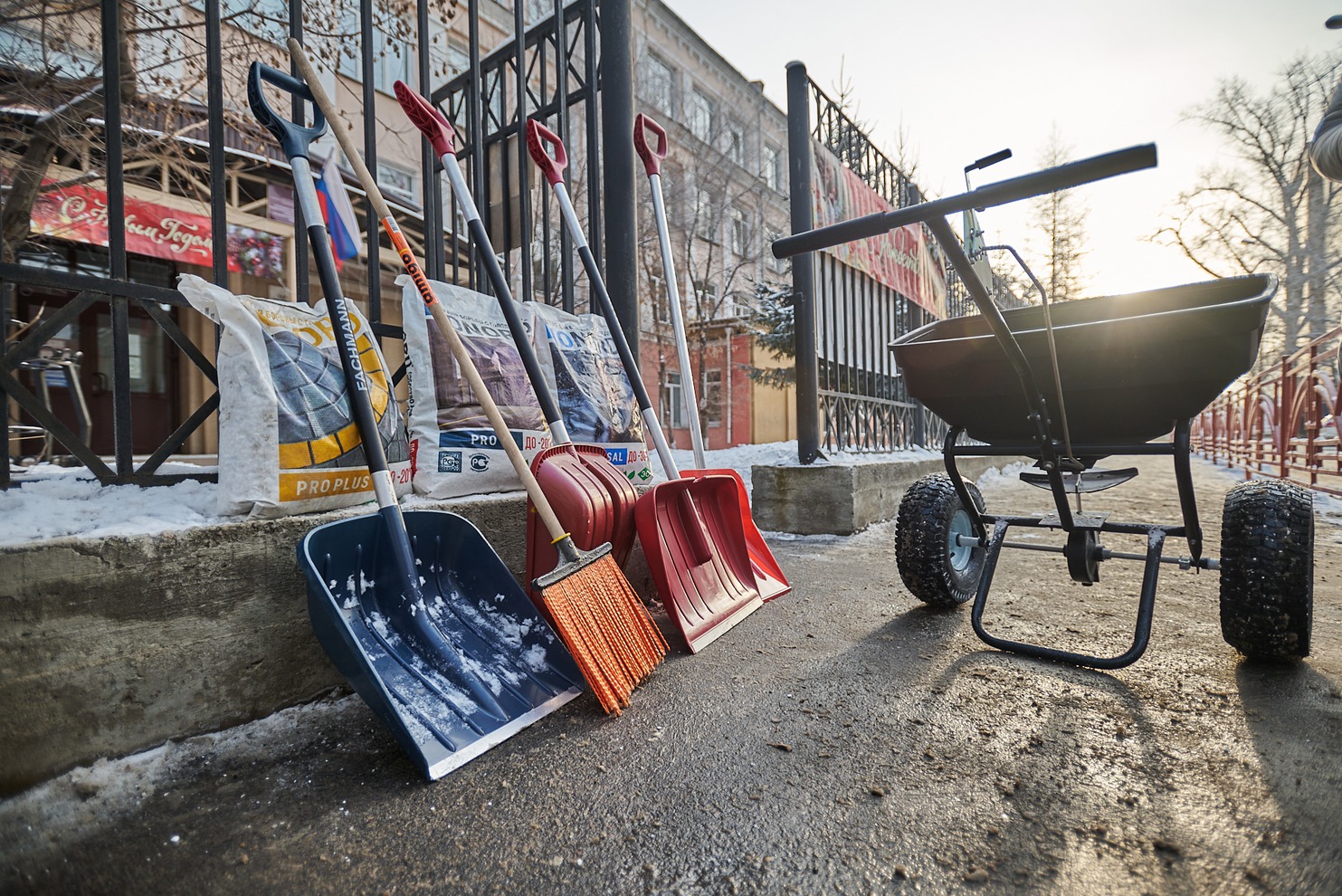 Для эффективной уборки обязательно необходим качественный инвентарь. Его представил производитель материалов для благоустройства и ландшафтного дизайна «Водолов»