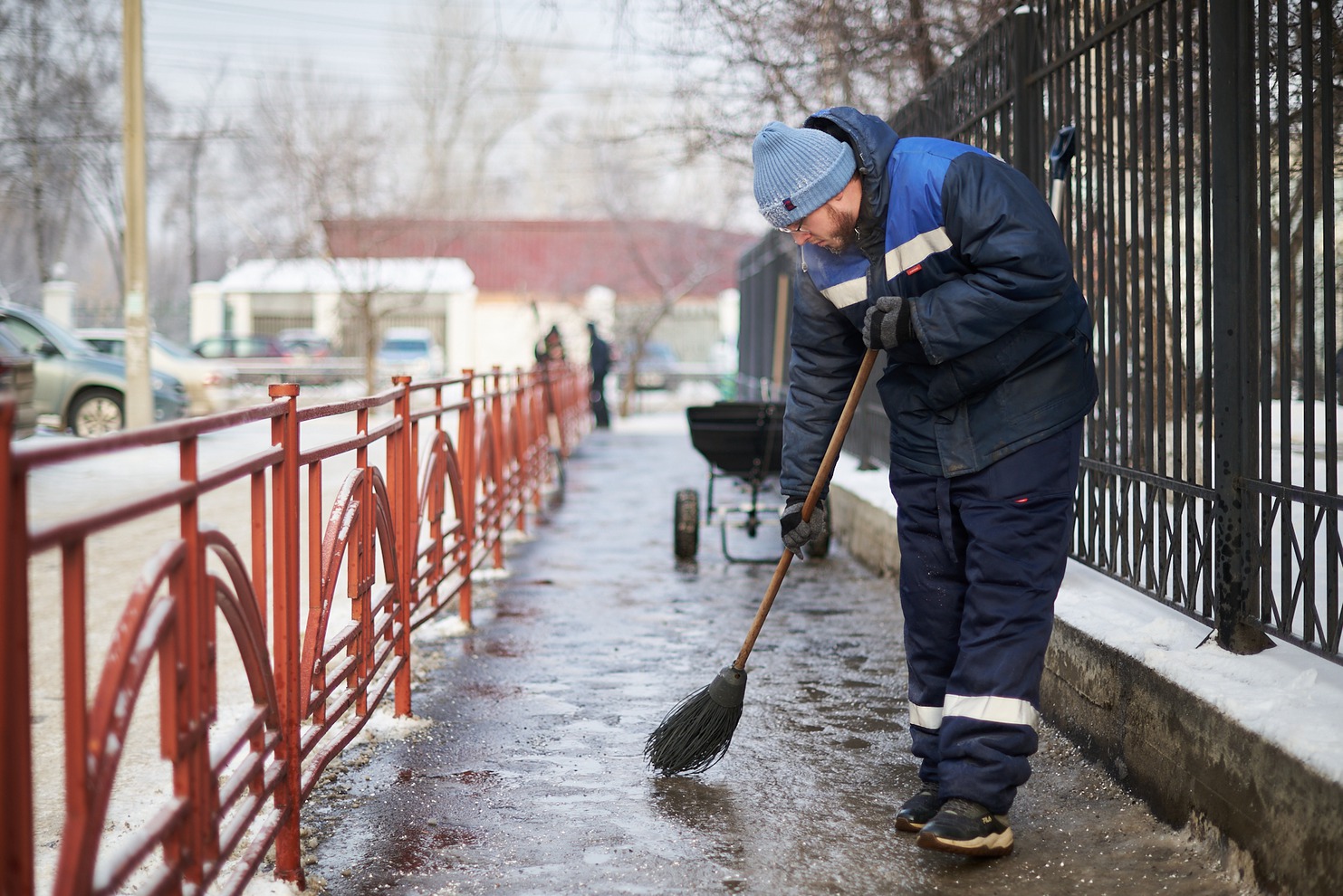 Остатки снежной каши остается только смахнуть метлой