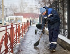Остатки снежной каши остается только смахнуть метлой