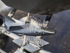 Лопасти дозатора захватывают необходимый объем противогололедной смеси и, вращаясь, разбрасывают ее на обрабатываемую поверхность
