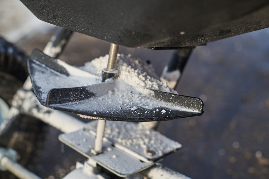 Лопасти дозатора захватывают необходимый объем противогололедной смеси и, вращаясь, разбрасывают ее на обрабатываемую поверхность