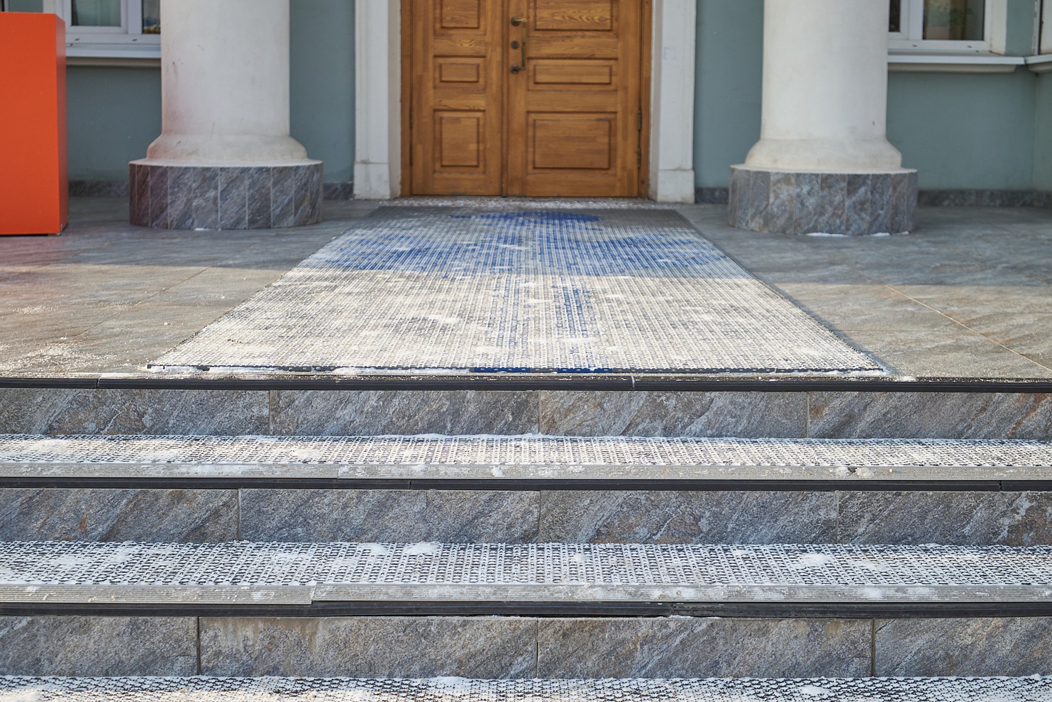 Перед входом в театр «Аистенок» уложено ячеистое покрытие, которое предотвращает скольжение