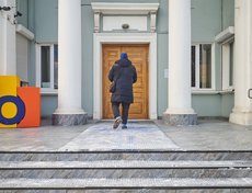 Основной зритель театра «Аистенок» — родители с детьми, поэтому к безопасности входной группы предъявляются особые требования