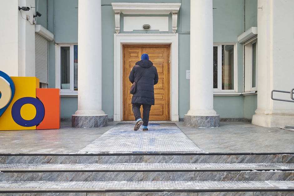 Основной зритель театра «Аистенок» — родители с детьми, поэтому к безопасности входной группы предъявляются особые требования