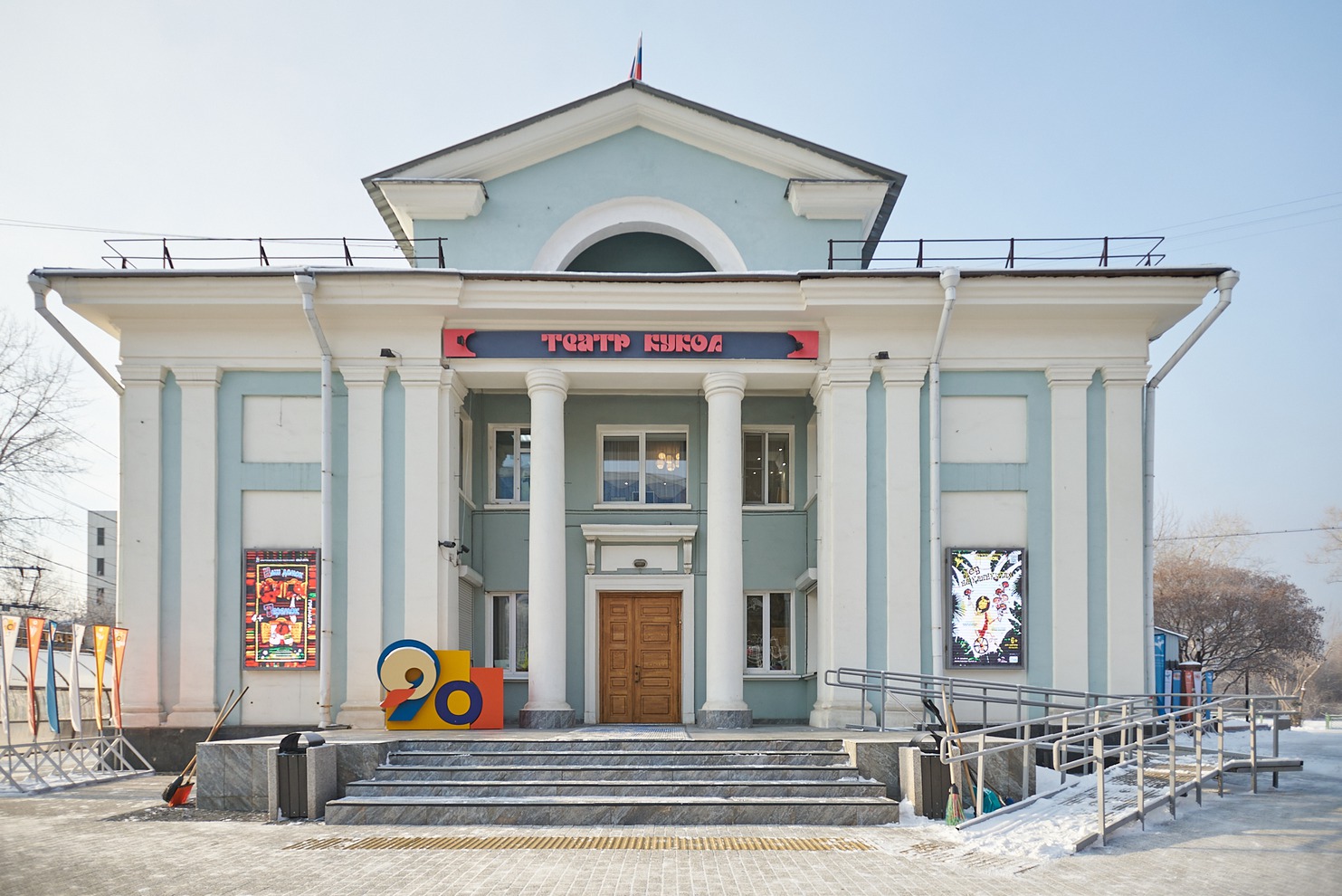 Площадь перед входом Иркутского областного театра кукол «Аистенок»