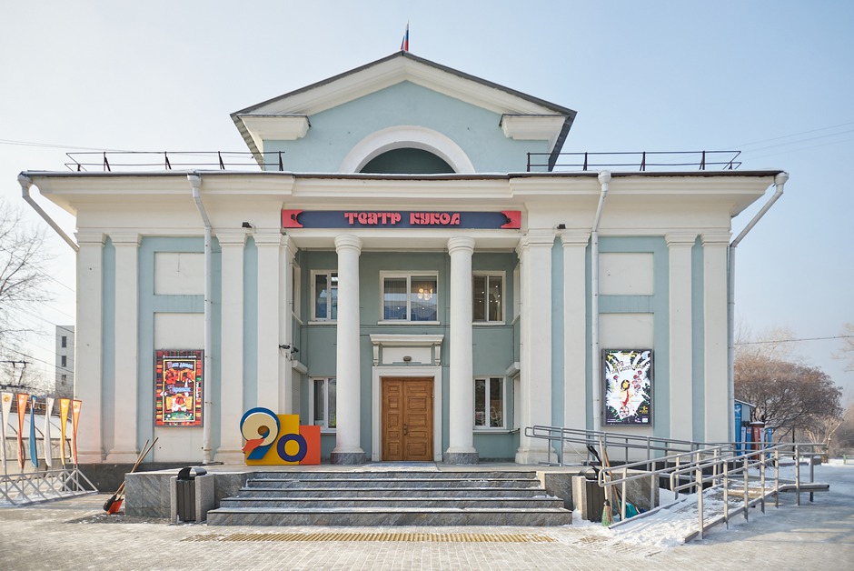 Площадь перед входом Иркутского областного театра кукол «Аистенок»