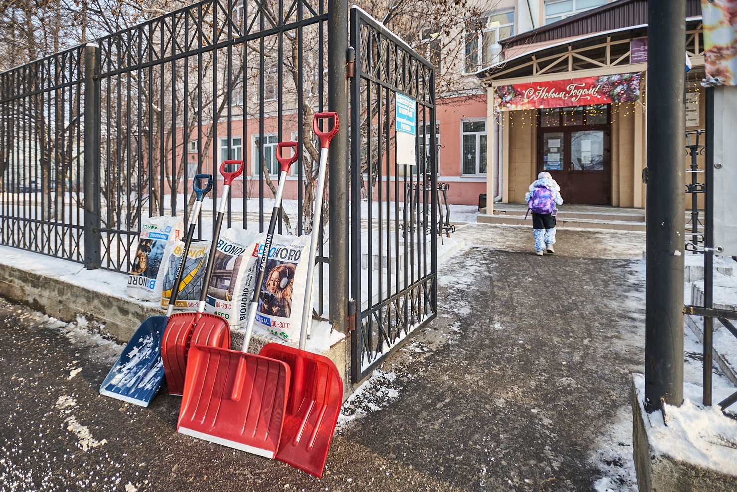 Перед распределением противогололедных материалов специалисты лопатами и метлами убрали рыхлый снег