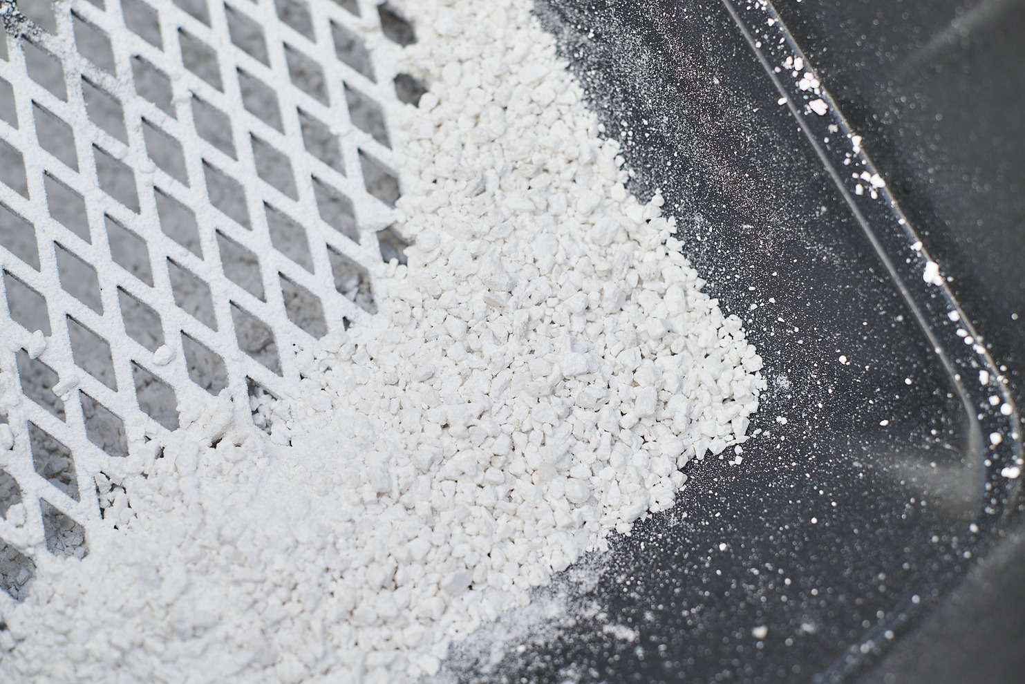 Сетка внутри тележки-распределителя исключает попадание крупных фракций и засорение системы подачи