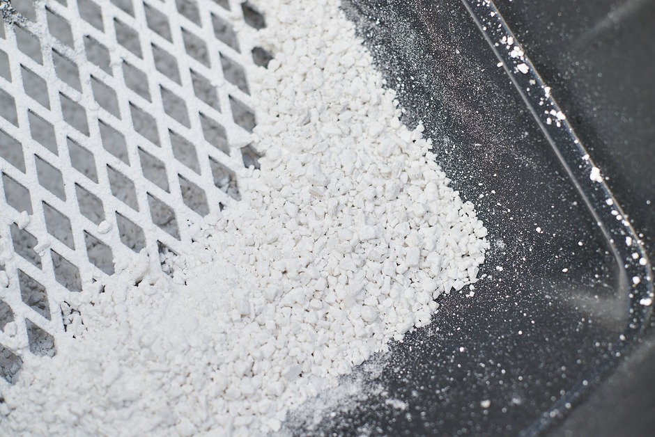 Сетка внутри тележки-распределителя исключает попадание крупных фракций и засорение системы подачи