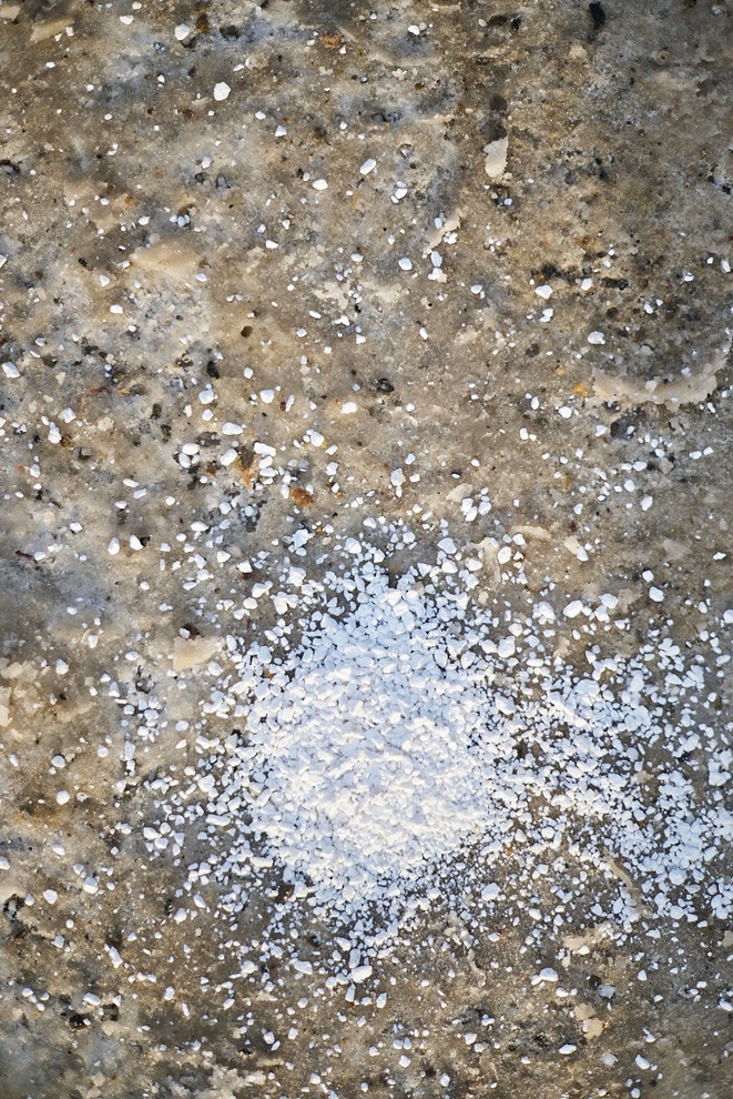 Противогололедный материал на скользкой поверхности