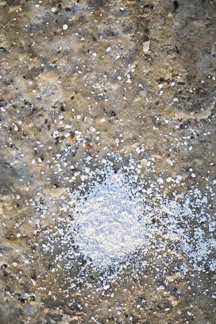 Противогололедный материал на скользкой поверхности