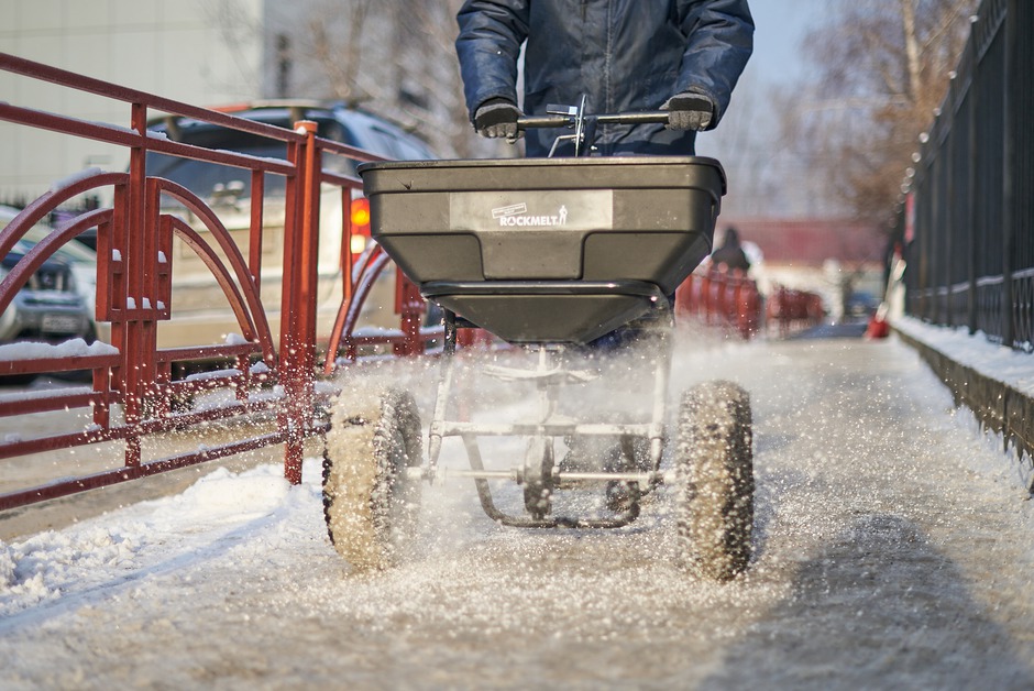 С помощью тележки время на распределение  противогололедного материала на всю протяженность тротуара составила не более 2 минут!