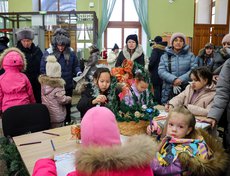 В ожидании поезда в зале вокзала дети и взрослые могли посетить новогоднюю ярмарку и написать письмо Деду Морозу.
