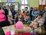 В ожидании поезда в зале вокзала дети и взрослые могли посетить новогоднюю ярмарку и написать письмо Деду Морозу.