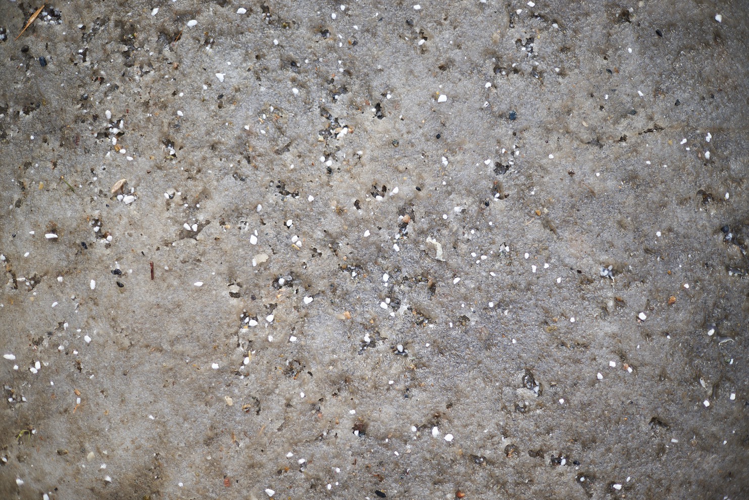 Противогололедный материал мгновенно начинает плавить ледяную поверхность