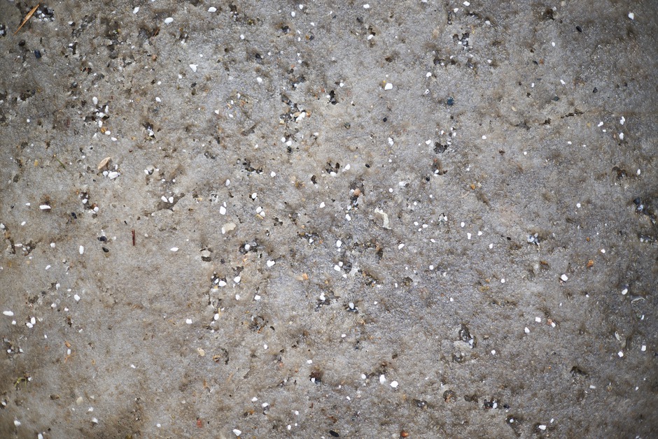 Противогололедный материал мгновенно начинает плавить ледяную поверхность