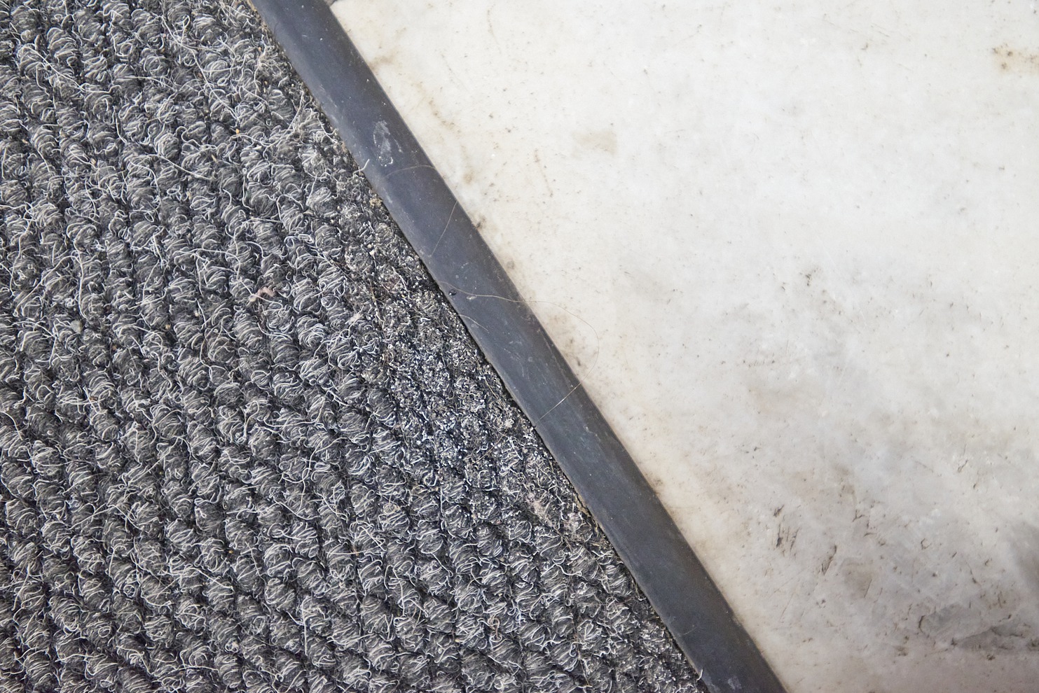 Резиновый кант надежно фиксирует ковровое покрытие, предотвращая загибание краев при эксплуатации