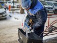 Противогололедный материал BIONORD засыпается в тележку-распределитель