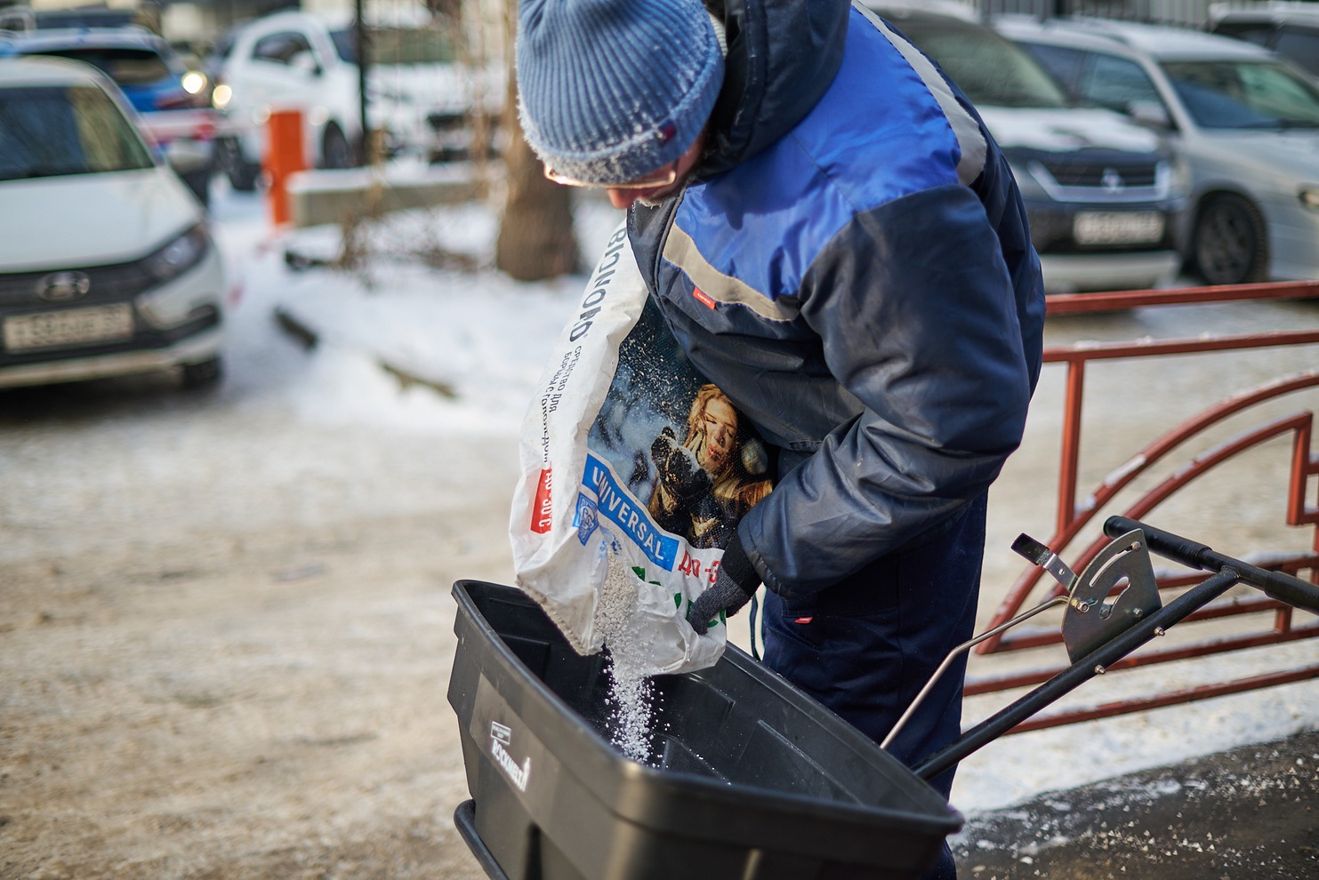 Противогололедный материал BIONORD засыпается в тележку-распределитель