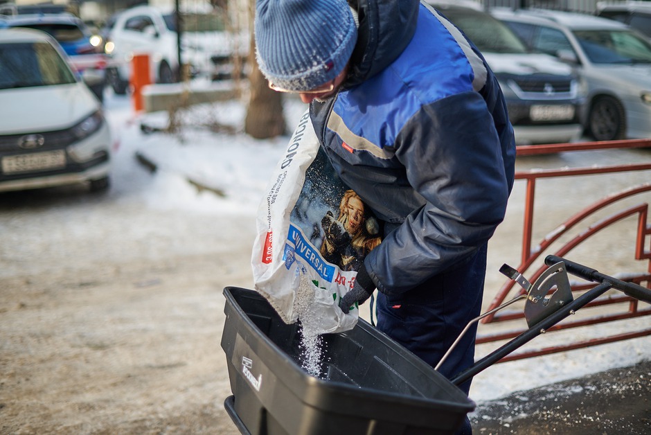Противогололедный материал BIONORD засыпается в тележку-распределитель
