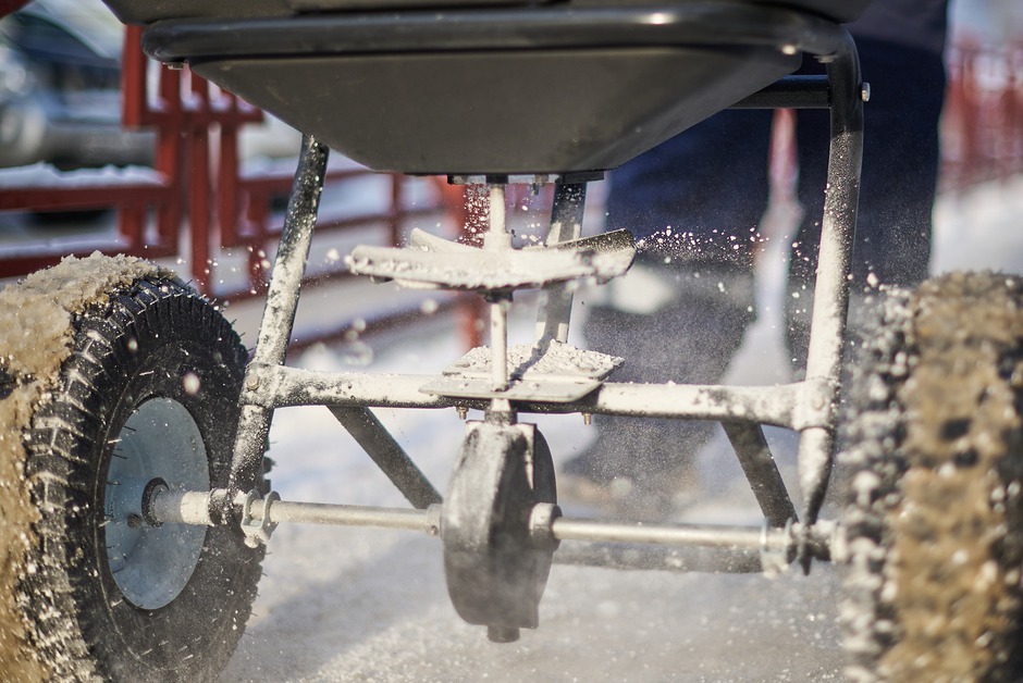 В летний период тележка-дозатор полезна для распределения газонных семян и удобрений при уходе за ландшафтным пространством