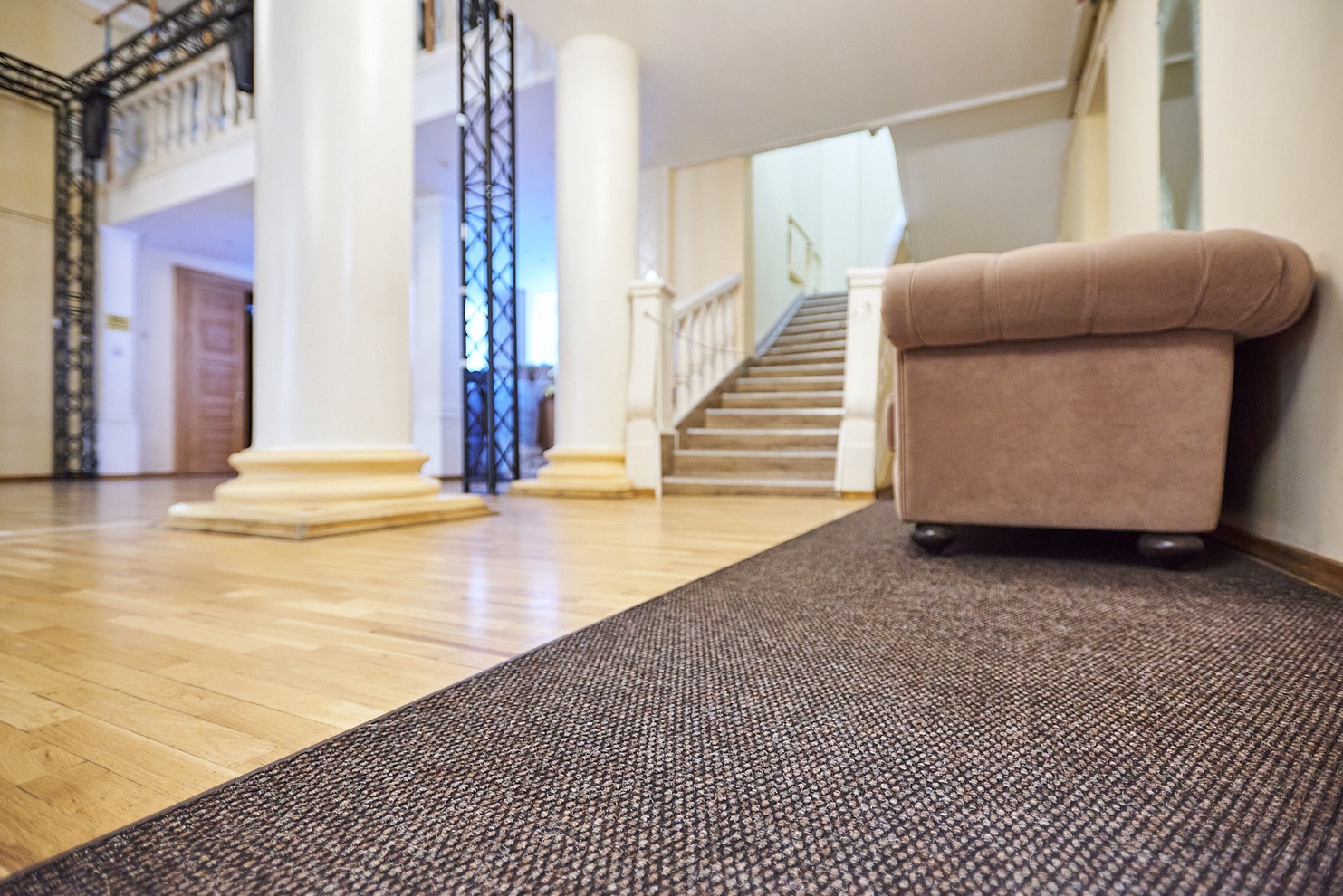 Интерьерные решения, выполненные из влаговпитывающих грязезащитных ковров, создают теплоту и уют в помещении