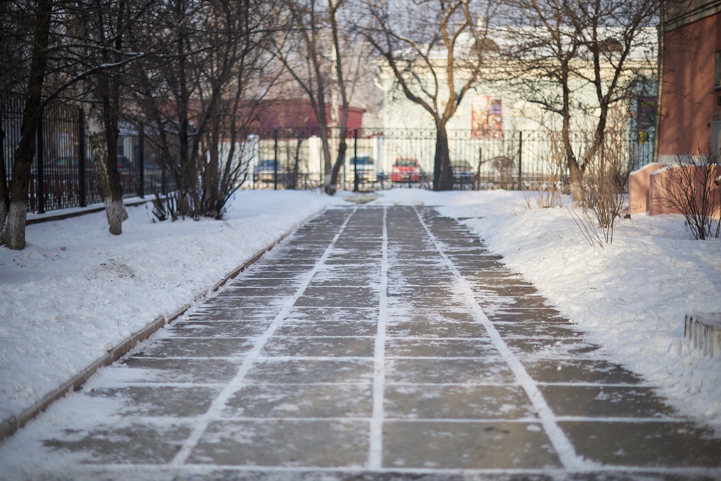 Своевременная уборка территории школы обеспечивает безопасность и снижает затраты на зимнее содержание территорий