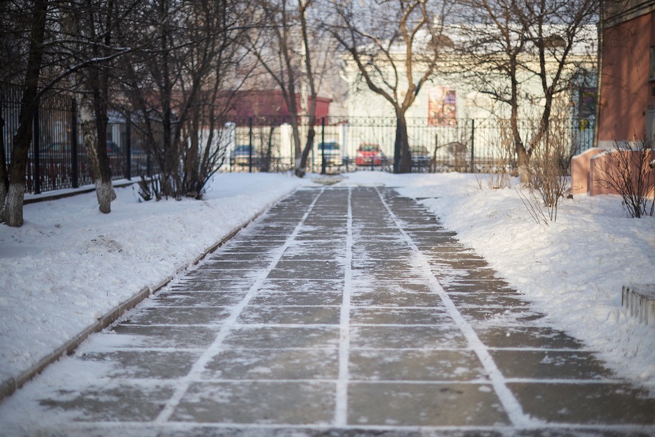 Своевременная уборка территории школы обеспечивает безопасность и снижает затраты на зимнее содержание территорий