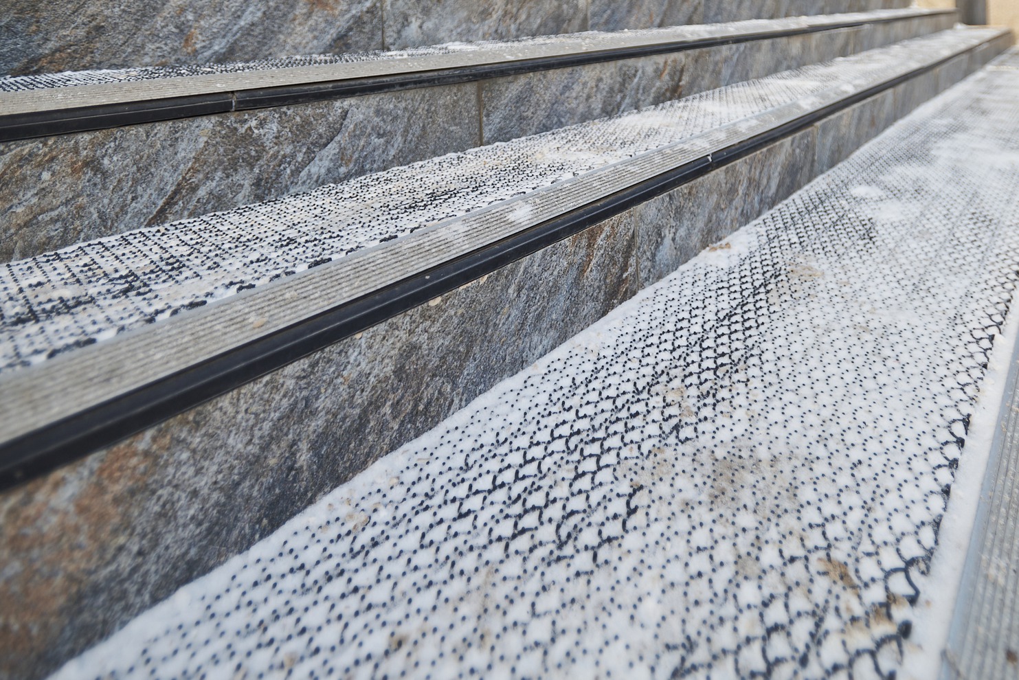 Алюминиевые профили предотвращают смещение ячеистого покрытия и надежно закрепляют его на заданной поверхности, предотвращая падения и травмы