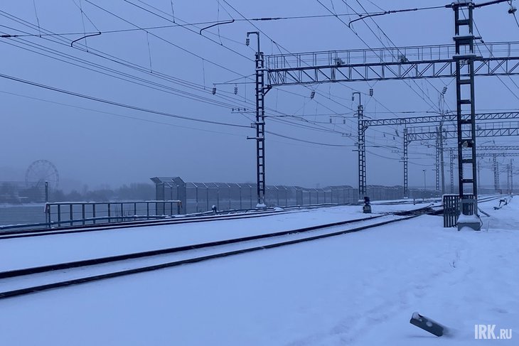 Забор установили вдоль берега Ангары. Фото IRK.ru