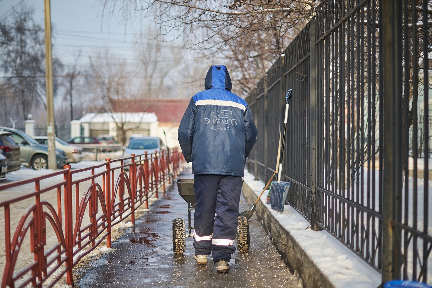 В процессе обработки лед начинает плавится, после чего асфальтовое покрытие очищается