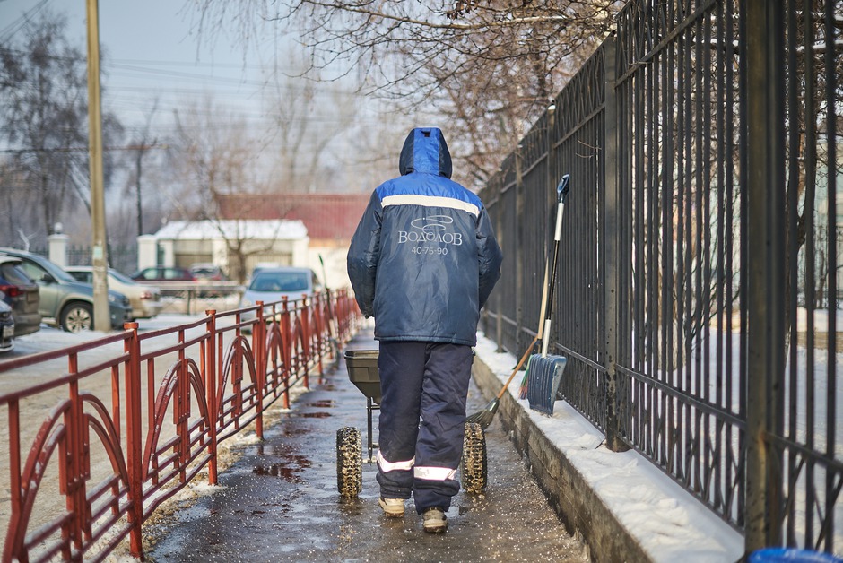 В процессе обработки лед начинает плавится, после чего асфальтовое покрытие очищается