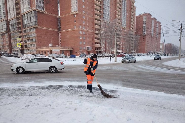 Дворник очищает улицы от снега. Фото пресс-службы администрации Иркутска