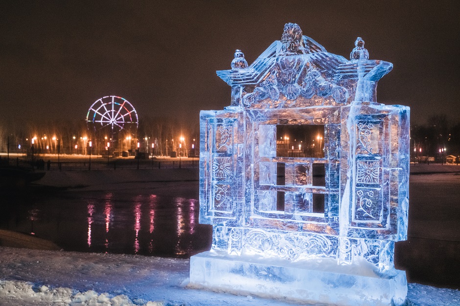 Скульптура рядом с памятником Александру Третьему. Фото Евгения Михайлова