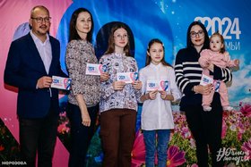 Семья с сертификатами на жилье. Фото с сайта правительства Иркутской области